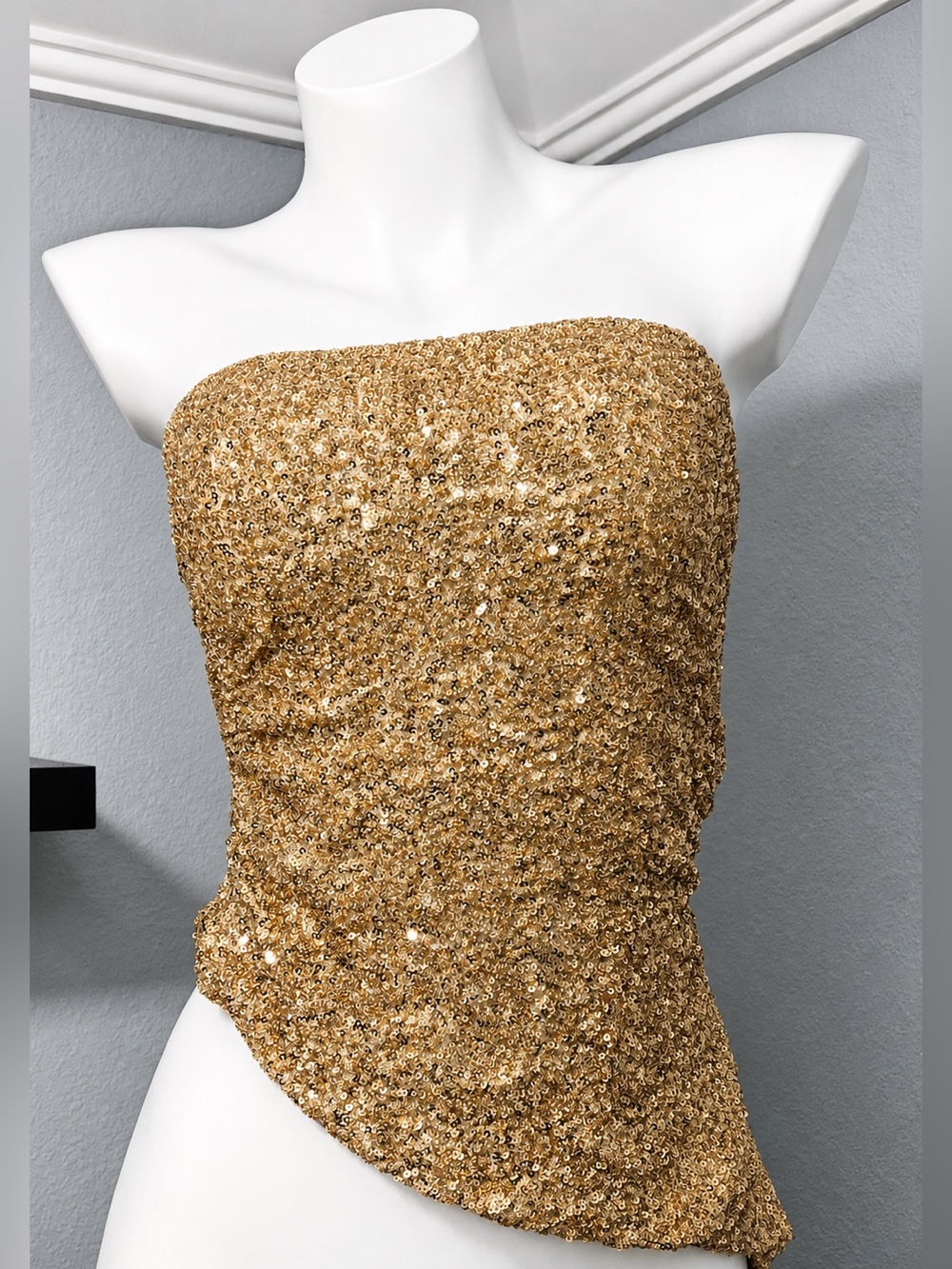 Edikted Gold Sequin Asymmetric Strapless Top ✨
NWT • Size Small
